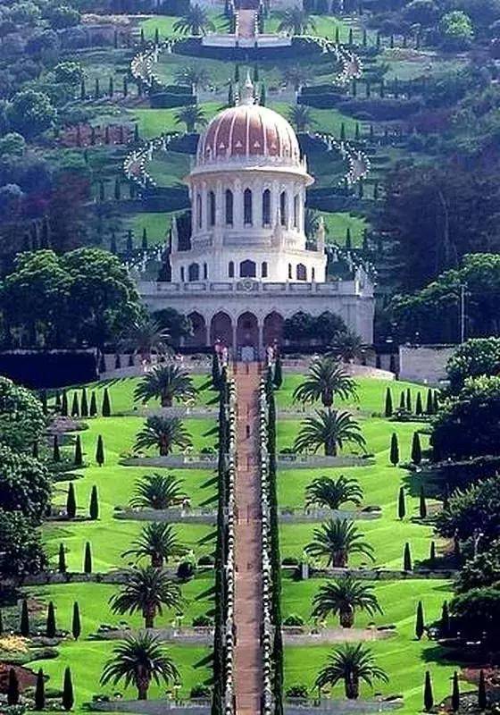 我们生活的星球之上,有无数令人不可思议的奇景 请慢慢欣赏吧!