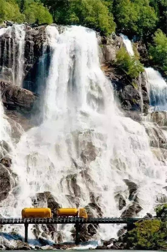 我们生活的星球之上,有无数令人不可思议的奇景 请慢慢欣赏吧!