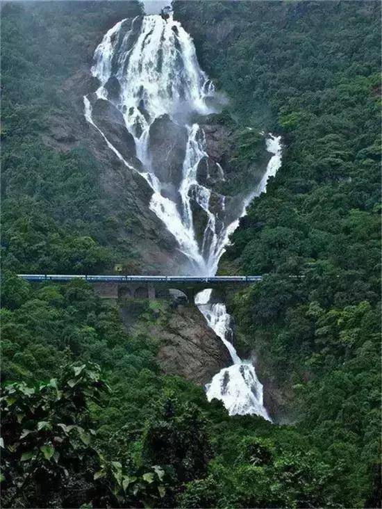 我们生活的星球之上,有无数令人不可思议的奇景 请慢慢欣赏吧!