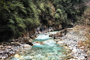 【4月23日东拉山大峡谷1日游】新晋网红景区东拉山，兼具峡谷地貌和雪山草原的魅力风景，打卡领奖牌!