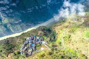 【春节古路村】崖壁天路，探秘天梯上的彝族村落！