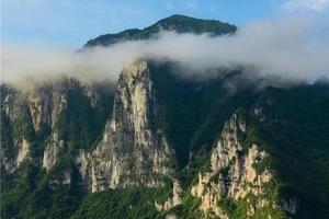 【五一节恩施秘境】中国十大经典徒步路线之一：地缝天坑，侠骨柔情，秘境恩施！