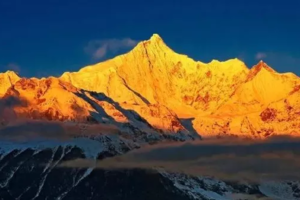 【国庆节海螺沟磨西古镇休闲三日游】川西小江南+日照金山+千年冰川+天然温泉+红石之谷！4日5日6日三天错峰出行！