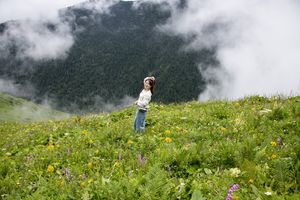 【巴朗山花海】最漂亮的穿越，在美丽的云海下穿越盛开的花海！