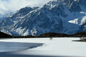 【春节-野马海子精品小团】2.12-2.15天天发团行程两天，徒步摄影蓝冰海子，泡温泉，看云海日出日照金山