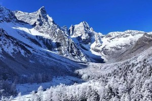 【1月11日、12日-毕棚沟1日游】雪山、湖泊、冰川、瀑布一体的冰雪世界，银装素裹的美丽森林，川西小瑞士的冰雪奇缘！