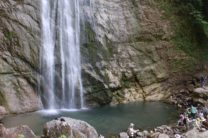 【6月28日-小飞水】来一张和150米高的美丽瀑布亲密合影，靓爆朋友圈，溯溪游玩，享受夏日的凉意！