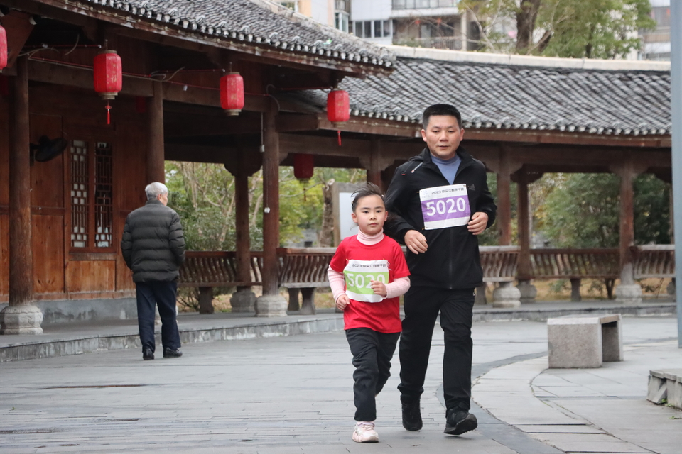 1C5F7BEF-E647-400F-8D3E-4FA3EA8C1D3A