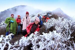 【3.8日冰雪期】深圳东莞出发云冰山赏冰雪雾凇2日游！一脚跨二省-冰雪世界云冰山冰挂、雾凇、风车、云海、冰雪、油岭瑶寨