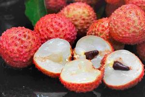 【广州出发增城摘荔枝+赏荷花1日游】网红小镇&莲塘赏荷塘美景&品尝特色烧鸡&增城“小九寨”白江湖溯溪戏水&啖荔枝1天