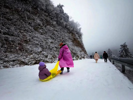 【每周周六】深圳东莞出发！广东冰雪王国云冰山冰雪雾凇、云海、风车、万山朝王、油岭瑶寨徒步、瑶族篝火长桌宴2天游