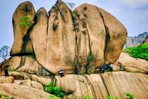 2025.1.8【乐平户外】探秘“中原盆景”嵖岈山 一天12公里野线徒步穿越 小攀爬