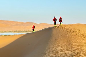 【五一●假期】5月1-4日 轻奢徒步·腾格里沙漠丨五湖连穿，全程52km徒步3天2夜、星空露营！