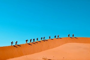 【十一●假期】10月1-4日 穿越大漠孤烟丨轻奢徒步·腾格里沙漠，五湖连穿，星空露营，寻找沙漠绿洲！