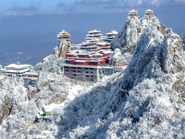 2025.12.14【乐平户外】雪落金顶，醉美老君山，野线穿越老君山--登顶伏牛山主峰一天12公里徒步，解锁冬日硬核美景