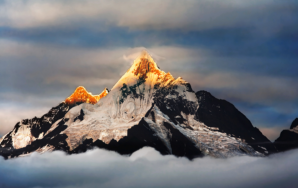 虎跳峡,梅里雪山,7日徒步朝圣之旅 神瀑在梅里雪山的卡瓦博格峰南侧