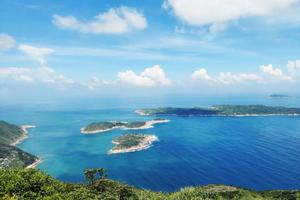 7.18 | 徒步穿越小众海岛三门岛，​无人的豪华别墅群，斑斓的火山石，见底的玻璃海水超美！