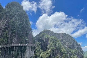8.17-18 | 湖南莽山五指峰避暑， 漫步悬空栈道、世界地质公园丹霞山