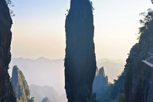 8.23-24多期 | 缆车上下，特种兵夜爬湖南莽山五指峰，守候一场绝美日出， 漫步悬空栈道