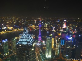 俯瞰东方明珠塔