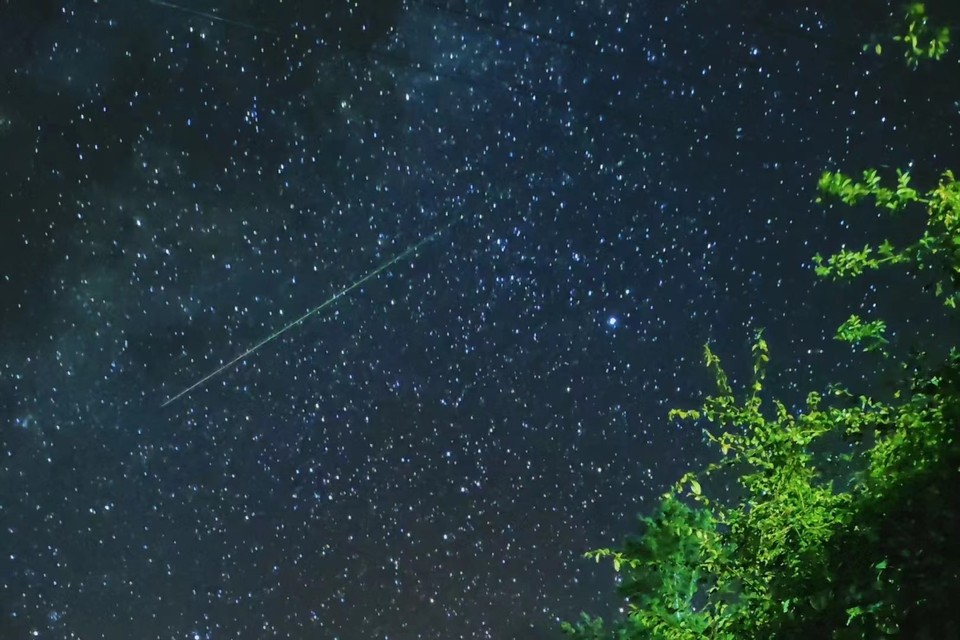雨崩流星划过夜空
