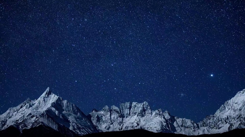 星空下的雪山