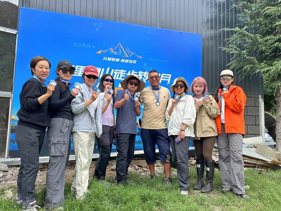 队员与藏族领队格茸合影