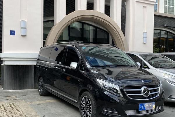 奔驰V260七座商务车