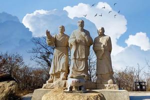 亲子登山召集令！登孔望山，让历史走进孩子的“心门”