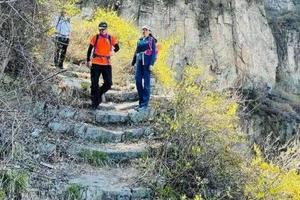 登太行、赏连翘、探秘五连洞、兵部站、穿越金灯寺、游太行“羊湖”天生桥户外轻装攀岩3日游