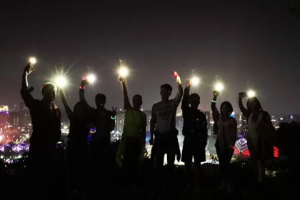 【三人行·最江阴消费券】夜徒黄山，翻越中领略一座城市的灯火