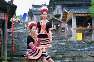 【千年瑶寨2天】2025挂在半山腰的神秘古寨-千年瑶寨、小桂林英西峰林，小赵州桥、和顺岩溶洞、瑶族篝火二日游