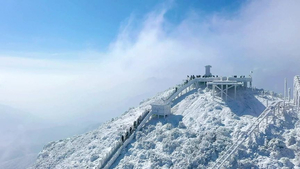 2026年春节冰雪云冰山、雾凇、风车、云海、万山朝王、油岭瑶族篝火晚会长桌宴二日游