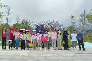 每周组织徒步爬山活动