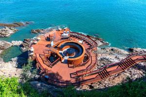 【团建定制】惠东双月湾入住日出银沙正海景房、网红悬崖礁石酒吧、海龟岛滨海栈道、港口海鲜美或自助晚餐2天