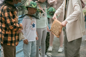 【“蜂”狂研学】|12.1上午走进蜂场、阅读蜜蜂日记、取蜂王浆、品尝蜂巢蜜、制作蜂蜡唇膏