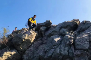 登山系列 |  06.03 征服高骊山，山脊上攀爬，与峭壁合影