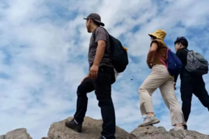 登山系列 | 03.05 攀登高骊山，在山脊上行走，与峭壁合影