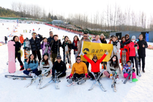 户外体验 | 01.21 当雪花邂逅大地，冬天的冷才有了意义，一起去铁山寺冰雪世界滑雪吧