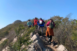 登山系列 | 05.19 攀登穿越高骊山，在山脊上行走，与峭壁合影