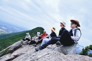 登山系列 | 05.23 攀登穿越高骊山，在山脊上行走，与峭壁合影
