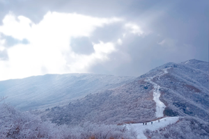 （已成行）登山徒步 | 01.31 行走冰雪铁匠山，穿越黑洞冰瀑布群，一步一景皆仙境