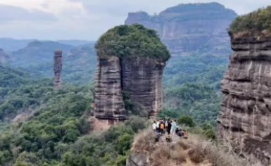 3.26成行【丹霞大裂谷】徒步丹霞天险，登九菜寨一线天，徒步原始小众丹霞大峡谷