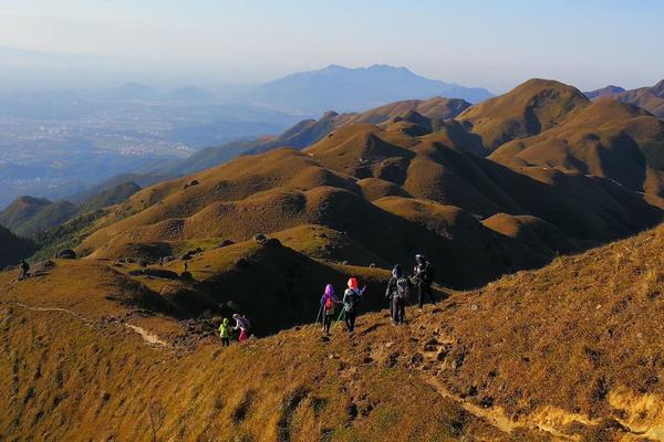 【双登】周末2.24-25丨鸡笼顶+三官山，粤西高山草原日出日落云海（预付定金50元）