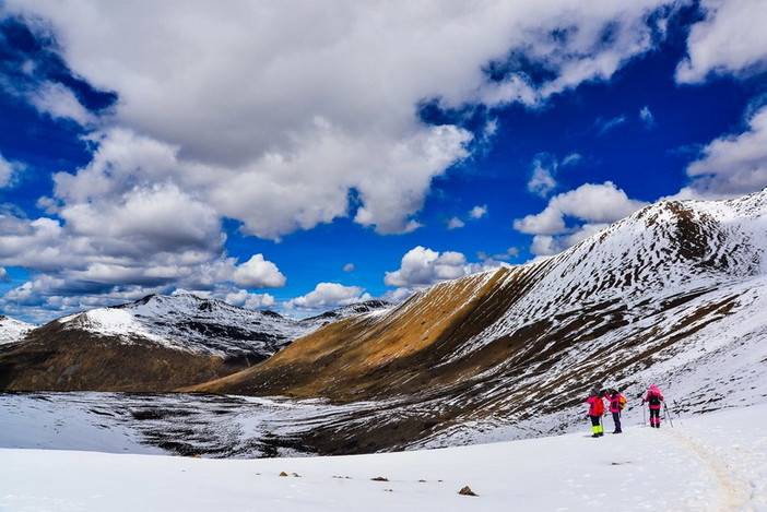 大雪漫漫贡嘎山，