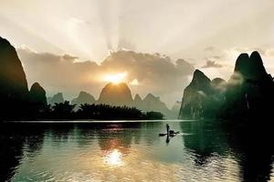 【阳朔深度游+黄姚古镇】徒步漓江，登相公山，行摄遇龙河古桥，体验手撑竹筏，骑行十里画廊