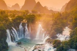 2026年【广西首届山地徒步大会4/5天】徒步打卡剑龙山-浩坤湖-天坑地心穿越-观德天跨国瀑布-游峒那屿湾田园风光