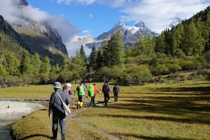 四姑娘山长坪沟穿越毕棚沟5日徒步活动，步行在川西秋色中（可连四姑娘山大峰攀登）