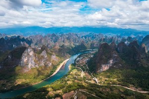 徒步漓江，探秘阳朔神秘巨猿洞！