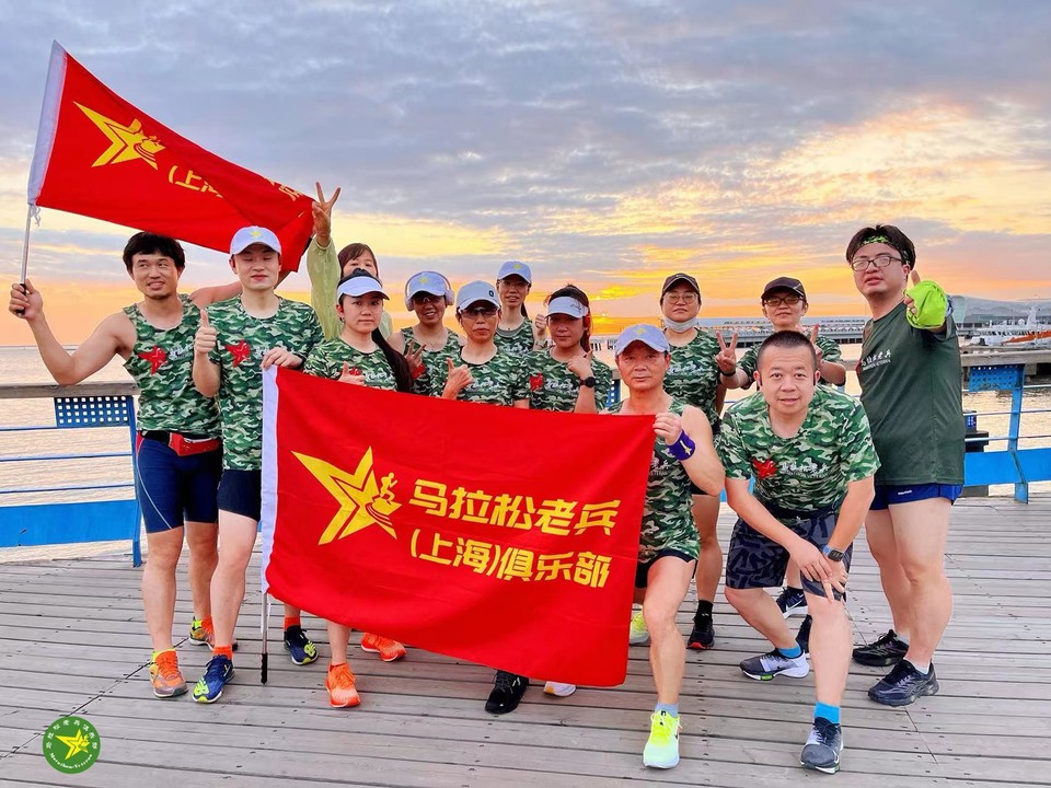 2022年吴淞滨江看日出-集体照